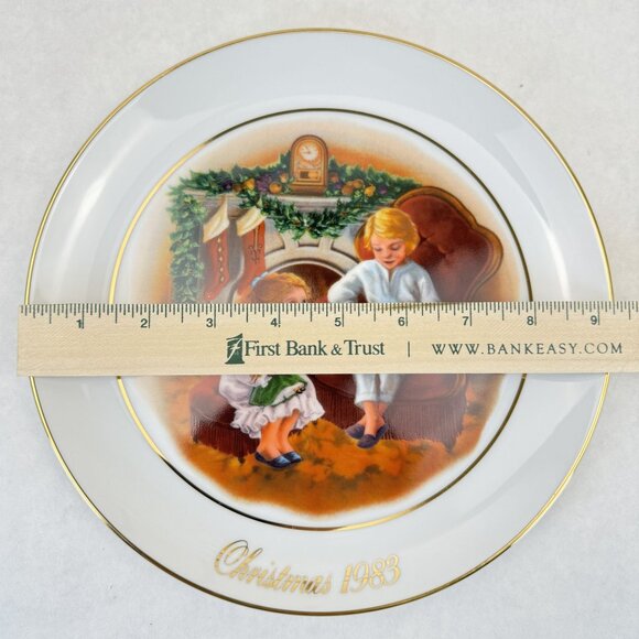 Avon Christmas Memories Plate 1983 Enjoying the Night Before Christmas Third 9" - Picture 10 of 10